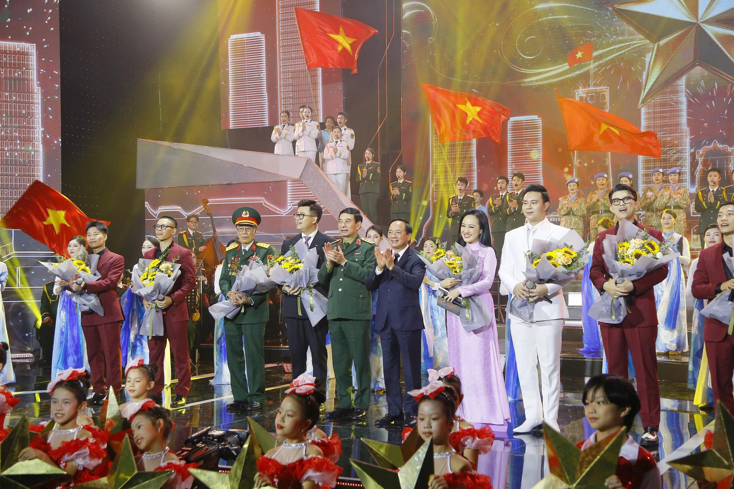 Đại tướng Phan Văn Giang tặng hoa các nghệ sĩ tham gia chương trình
