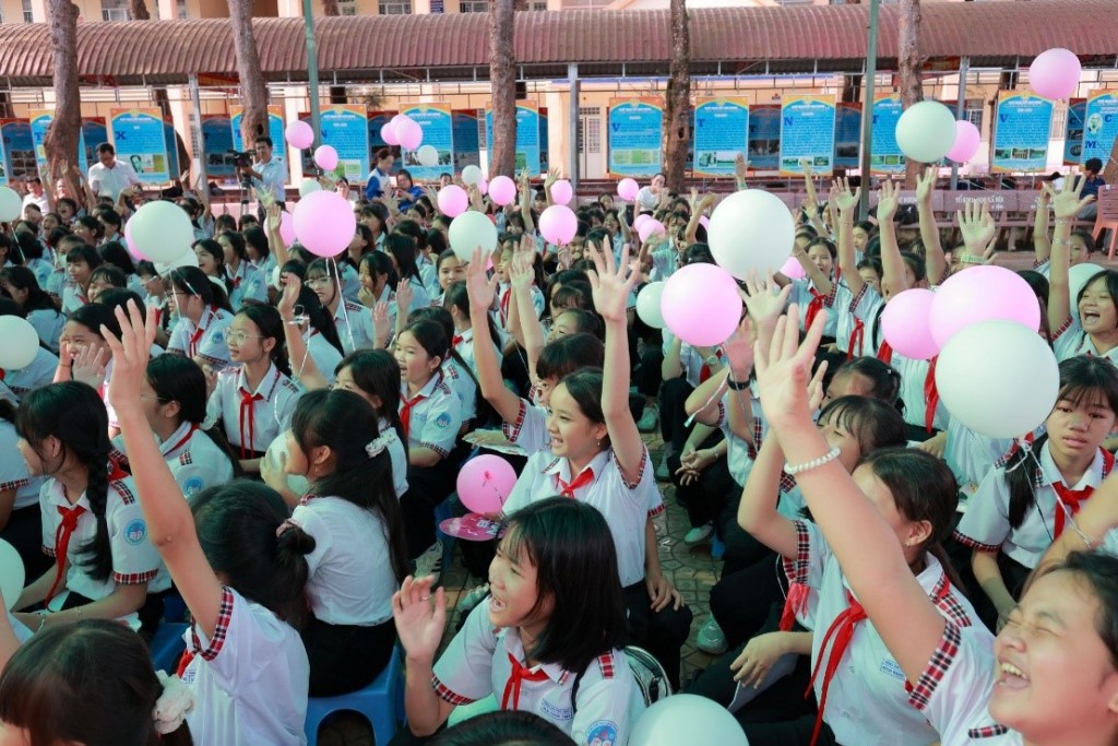 Không khí chương trình cởi mở, sôi động, nữ sinh hào hứng tham gia chia sẻ, thảo luận trực tiếp với chuyên gia về các vấn đề tuổi dậy thì đang gặp phải Không khí chương trình cởi mở, sôi động, nữ sinh hào hứng tham gia chia sẻ, thảo luận trực tiếp với chuyên gia về các vấn đề tuổi dậy thì đang gặp phải