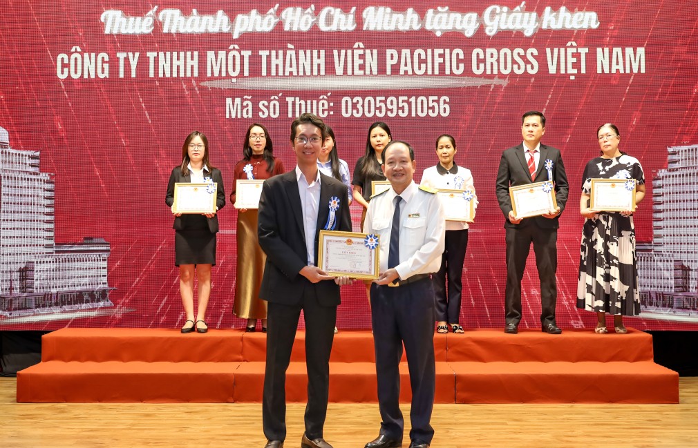 Pacific Cross Việt Nam được vinh danh thực hiện tốt chính sách, pháp luật