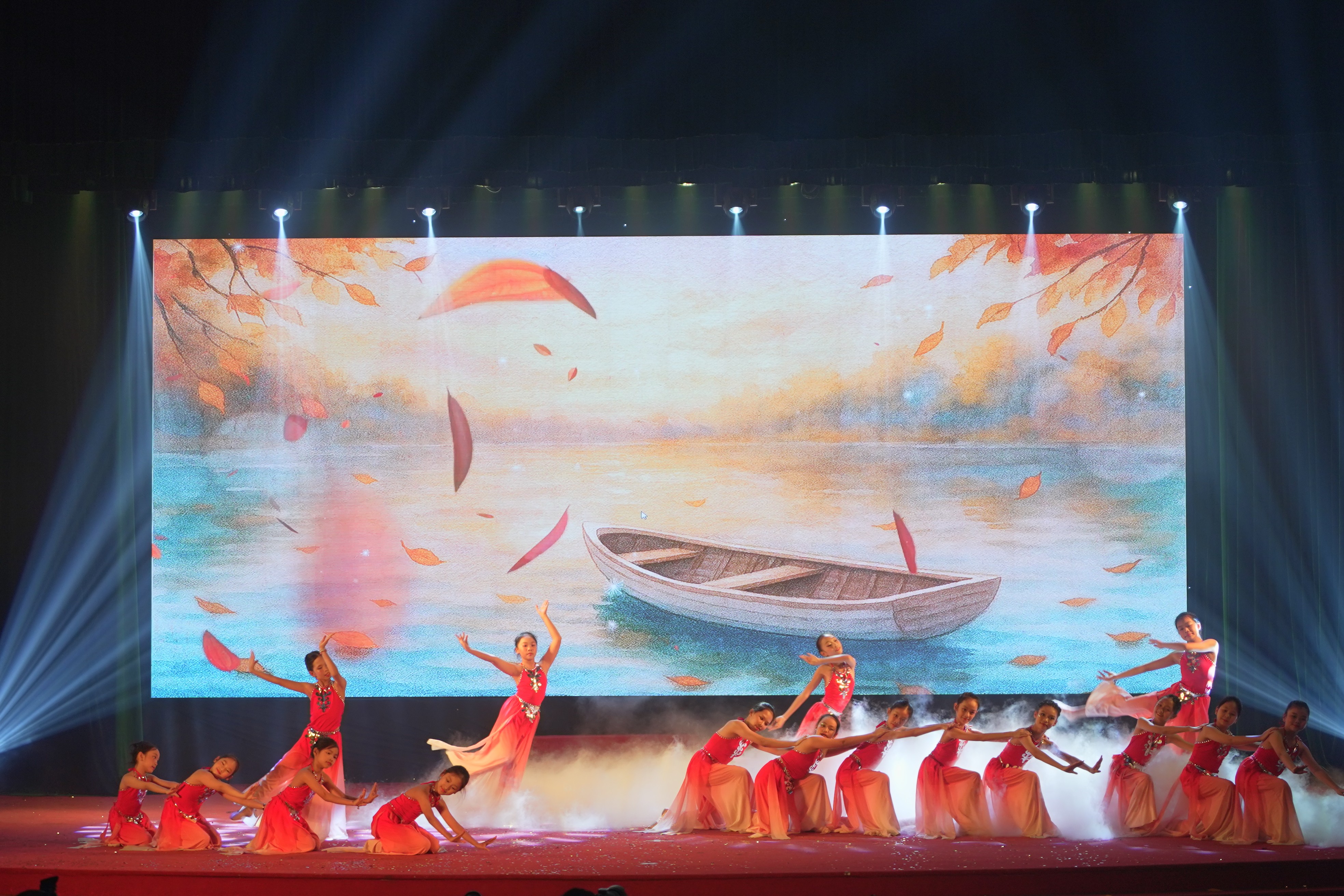 tiết mục trình diễn trong buổi bế mạc Ngày hội thiếu nhi Thủ đô với chủ đề “Tự hào truyền thống – Sáng ngời ước mơ xanh” tiết mục trình diễn trong buổi bế mạc Ngày hội thiếu nhi Thủ đô với chủ đề “Tự hào truyền thống – Sáng ngời ước mơ xanh”