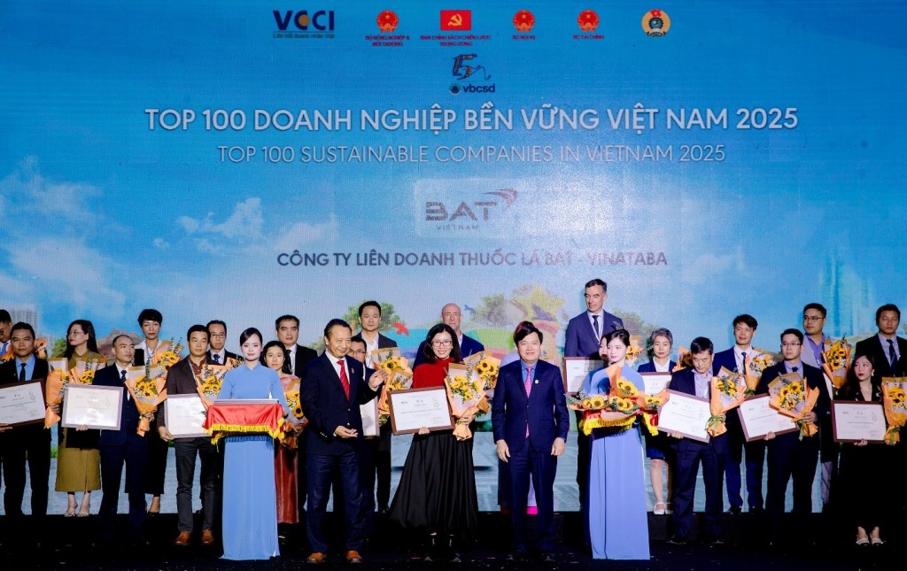 Đại diện BAT Việt Nam nhận giải thưởng Top 100 Doanh nghiệp Bền vững Việt Nam (CSI 100) năm 2025.