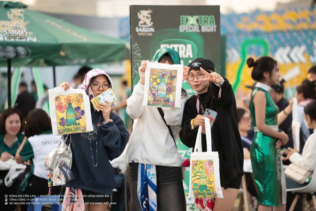 Khách tham dự hào hứng tham gia các hoạt động tương tác tại sự kiện “Extra Special Night” Khách tham dự hào hứng tham gia các hoạt động tương tác tại sự kiện “Extra Special Night”