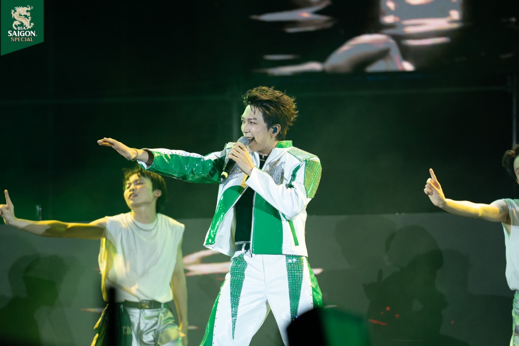 Những màn trình diễn bùng nổ của dàn nghệ sĩ góp phần khuấy động không khí lễ hội tại “Extra Special Night”. Những màn trình diễn bùng nổ của dàn nghệ sĩ góp phần khuấy động không khí lễ hội tại “Extra Special Night”.