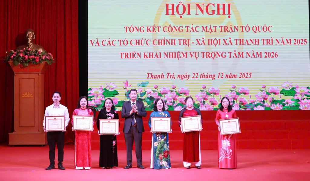 Chủ tịch Ủy ban MTTQ Việt Nam xã Thanh Trì Trần Quang Khánh trao khen thưởng cho các tập thể, cá nhân