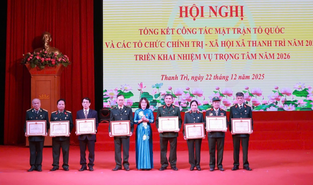 Phó Chủ tịch HĐND xã Thanh Trì Phạm Thị Thùy Vân trao khen thưởng cho các tập thể, cá nhân