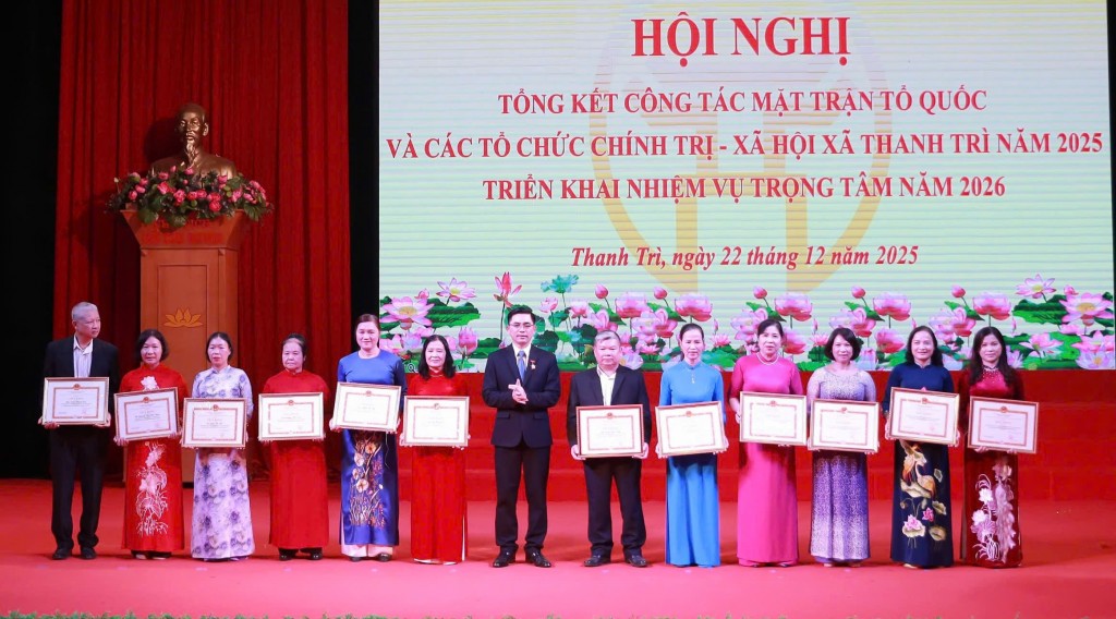 Phó Bí thư Thường trực Đảng ủy xã Thanh Trì Nguyễn Duy Tấn trao khen thưởng cho các tập thể, cá nhân