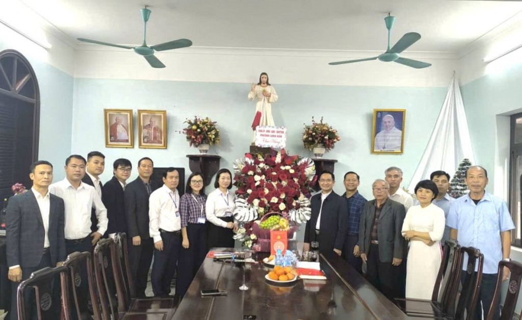 Thăm, tặng quà các hộ giáo dân có hoàn cảnh khó khăn