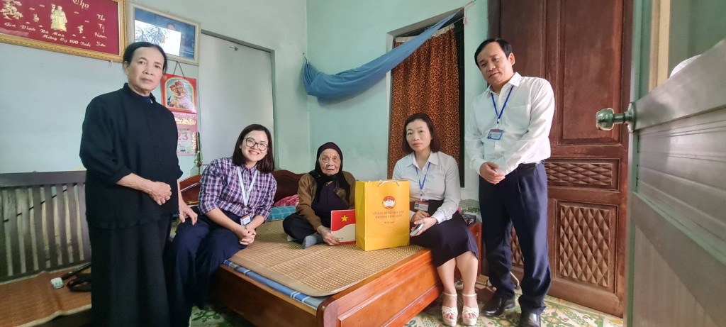 Thăm, tặng quà các hộ giáo dân có hoàn cảnh khó khăn