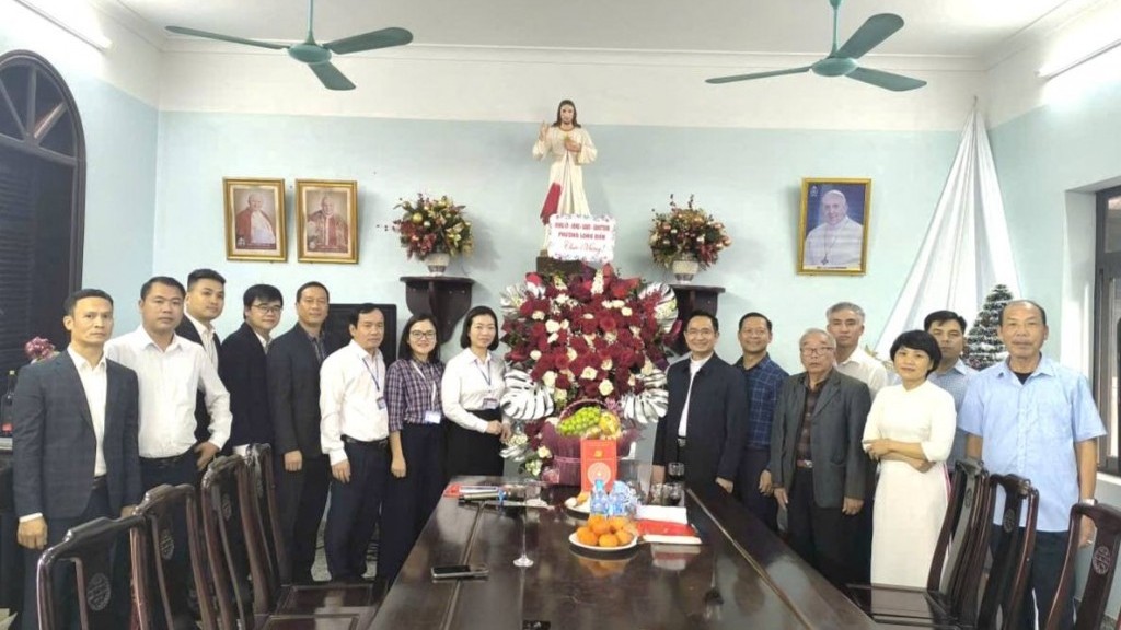 Thăm, tặng quà các hộ giáo dân có hoàn cảnh khó khăn