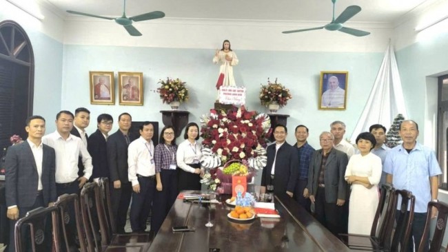 Thăm, tặng quà các hộ giáo dân có hoàn cảnh khó khăn