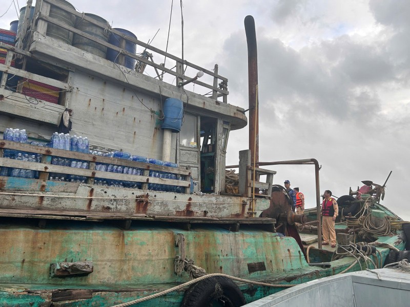 Hai tàu cá vận chuyển gần 50 nghìn lít dầu DO không rõ nguồn gốc bị lực lượng chức năng bắt giữ