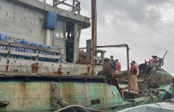 Bắt tàu cá vận chuyển trái phép gần 50 nghìn lít dầu DO