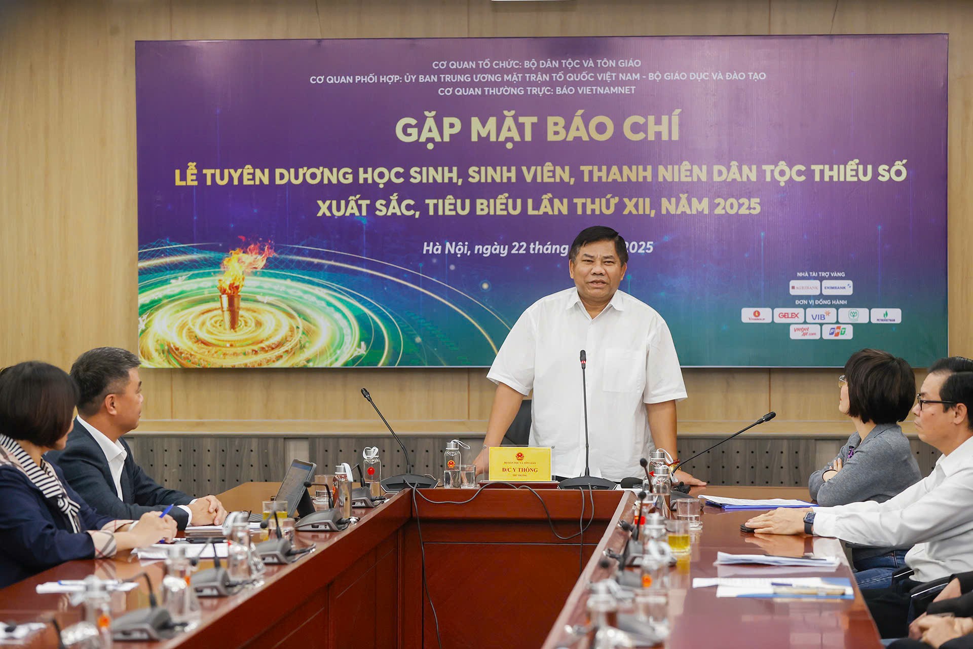 Ông Y Thông, Thứ trưởng Bộ Dân tộc và Tôn giáo chia sẻ thông tin tại buổi họp báo.