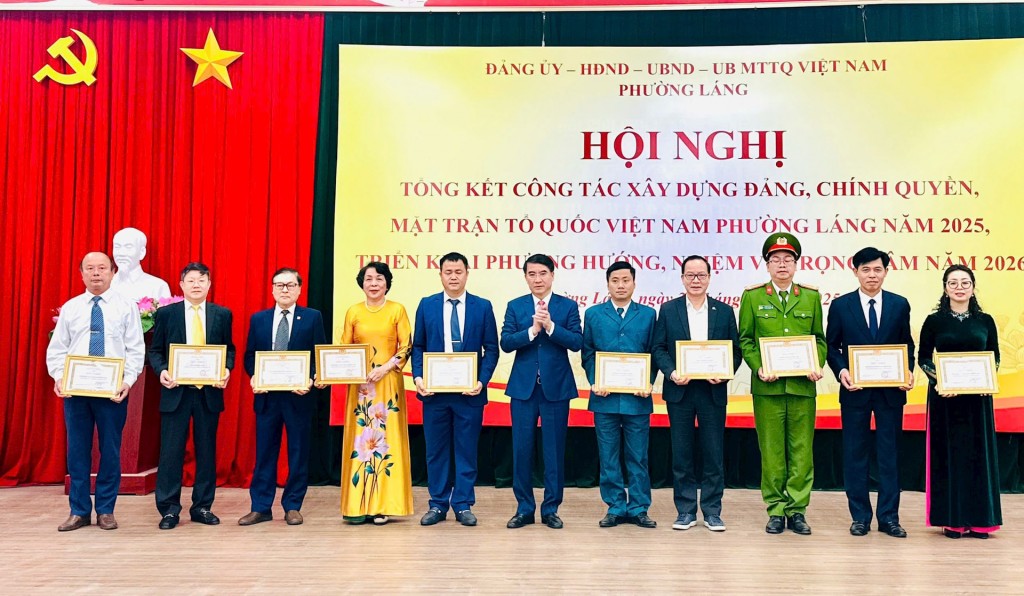 Phó Chủ tịch UBND thành phố Hà Nội Nguyễn Xuân Lưu trao khen thưởng cho các tập thể. Ảnh: Bảo Lâm