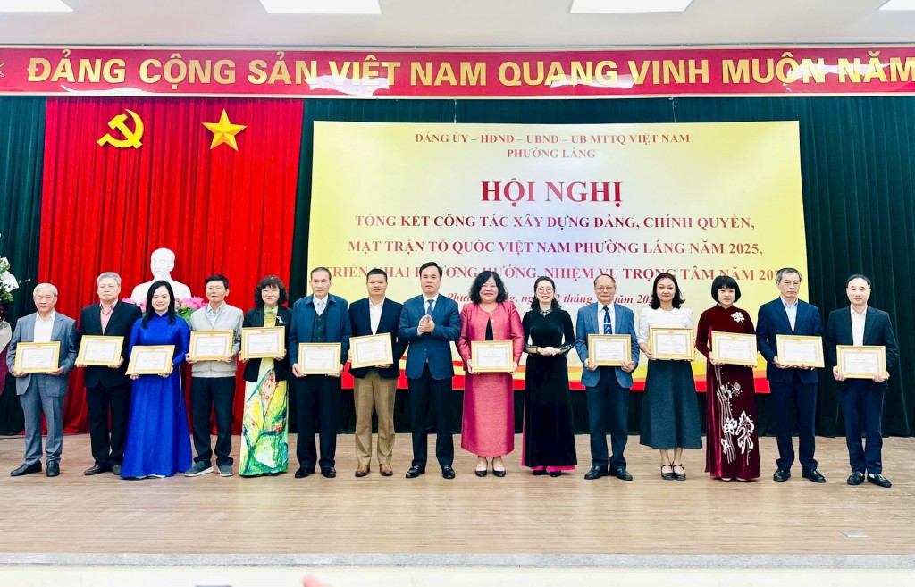 Bí thư Đảng ủy, Chủ tịch HĐND phường Láng Nguyễn Hồng Dân trao khen thưởng cho các tập thể. Ảnh: Bảo Lâm