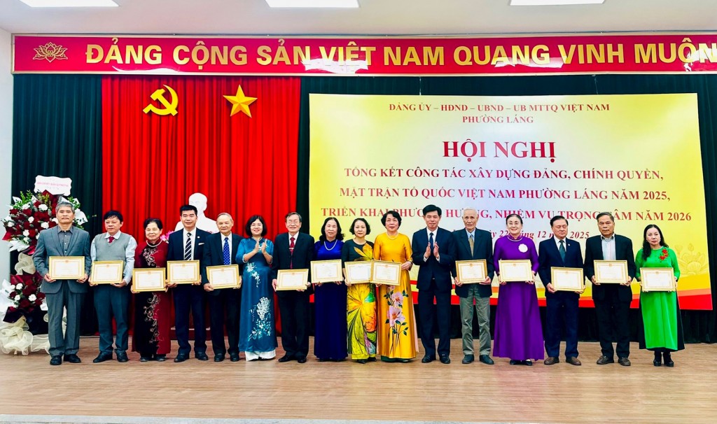 Lãnh đạo phường Láng trao khen thưởng cho các tập thể. Ảnh: Bảo Lâm