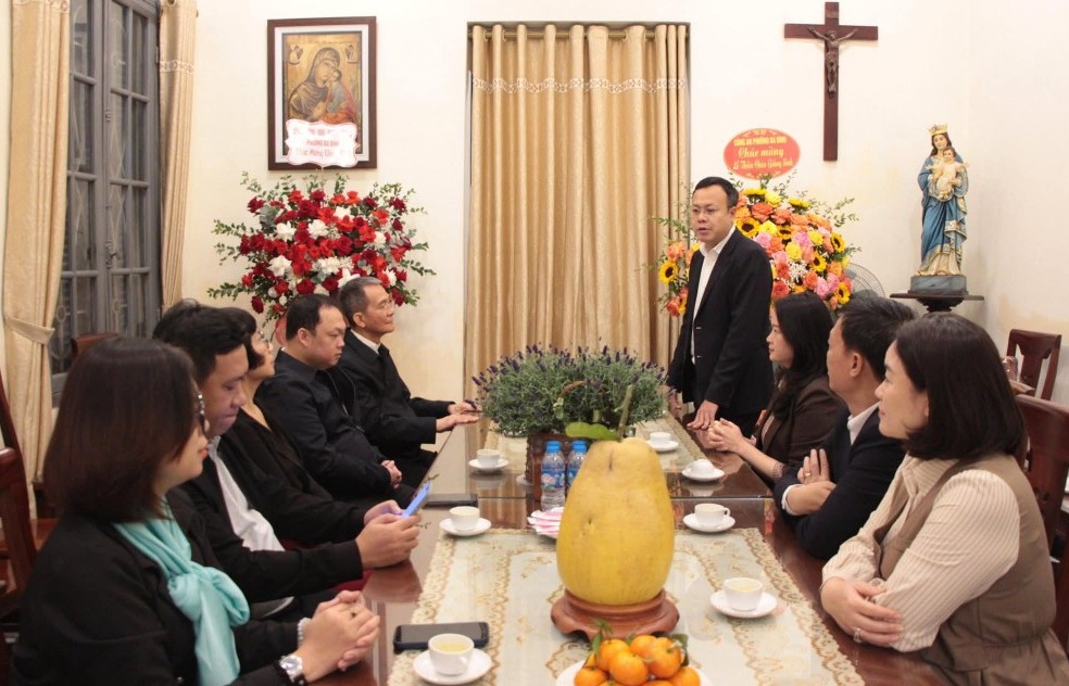 Lãnh đạo phường Ba Đình thăm, chúc mừng Giáo xứ Cửa Bắc