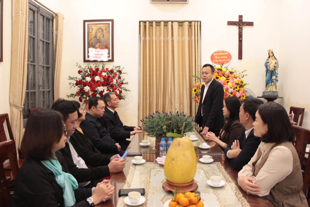 Lãnh đạo phường Ba Đình thăm, chúc mừng Giáo xứ Cửa Bắc