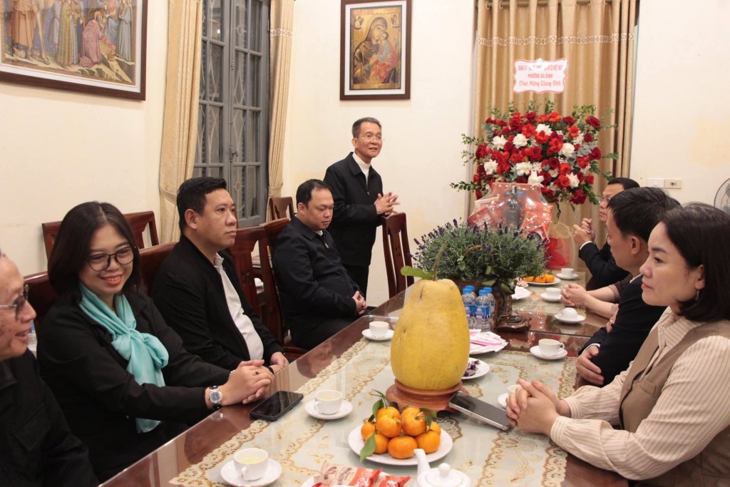 Lãnh đạo phường Ba Đình thăm, chúc mừng Giáo xứ Cửa Bắc