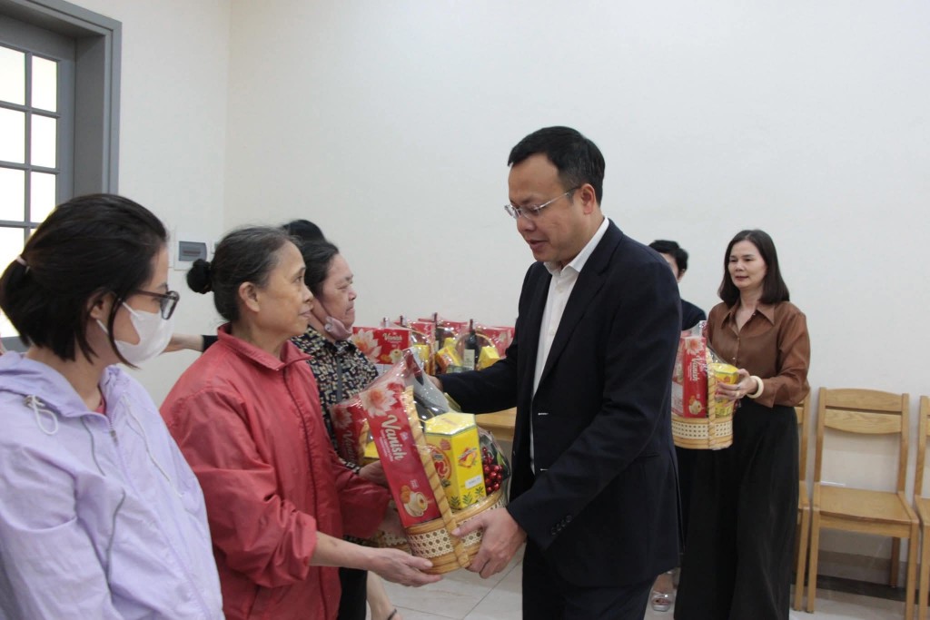 Lãnh đạo phường Ba Đình thăm, chúc mừng Giáo xứ Cửa Bắc