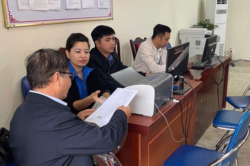Trong ngày đầu triển khai, lực lượng thanh niên đã hỗ trợ hiệu quả nhiều nhóm đối tượng, đặc biệt là người cao tuổi, người dân lần đầu thực hiện dịch vụ công trực tuyến hoặc còn hạn chế trong việc sử dụng thiết bị công nghệ.