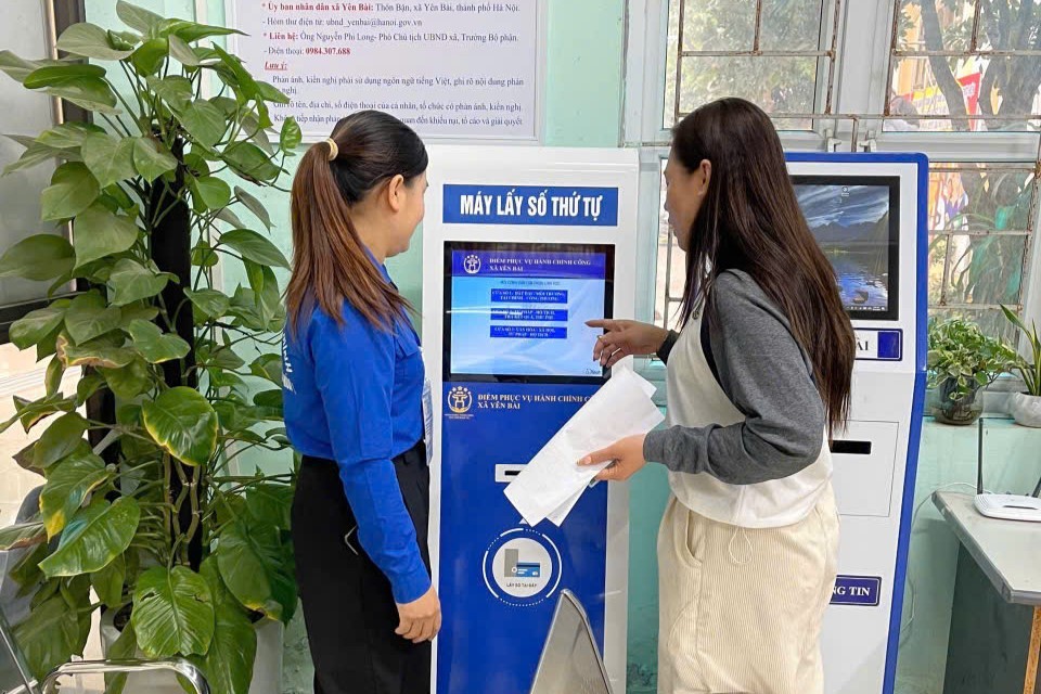 Đoàn viên, thanh niên đã trực tiếp hỗ trợ người dân lấy số thứ tự, hướng dẫn kê khai hồ sơ, nộp hồ sơ trực tuyến, thanh toán phí, lệ phí không dùng tiền mặt.