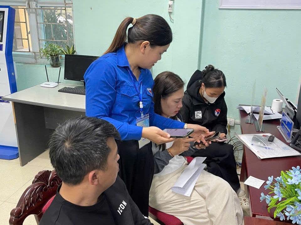 Tại các Điểm hỗ trợ Dịch vụ công số, đoàn viên, thanh niên nhanh chóng giải đáp kịp thời các thắc mắc liên quan đến quy trình, thủ tục hành chính.