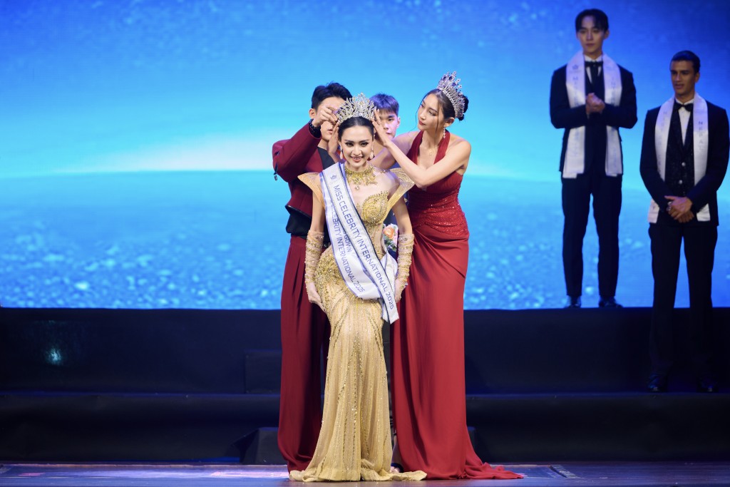 Khoảnh khắc Trần Trân Mỹ Linh được trao vương miện