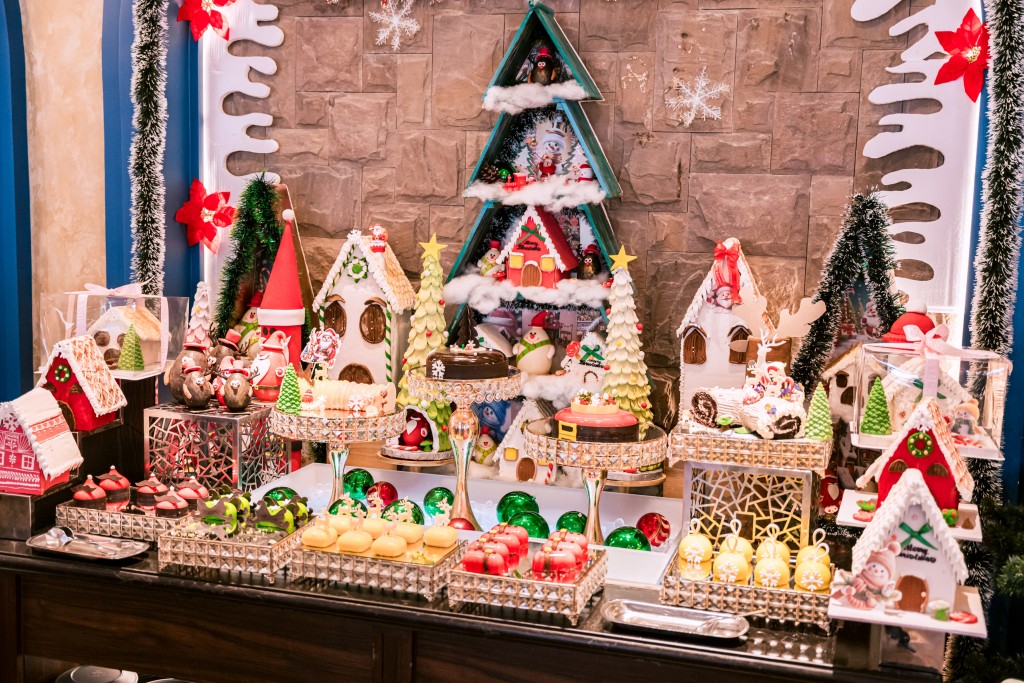 Đại tiệc buffet Giáng sinh chuẩn Âu được bày trí ấm cúng, hấp dẫn thực khách