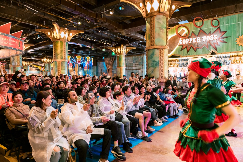 Đông đảo du khách hòa mình vào không khí sôi động của các minishow nghệ thuật