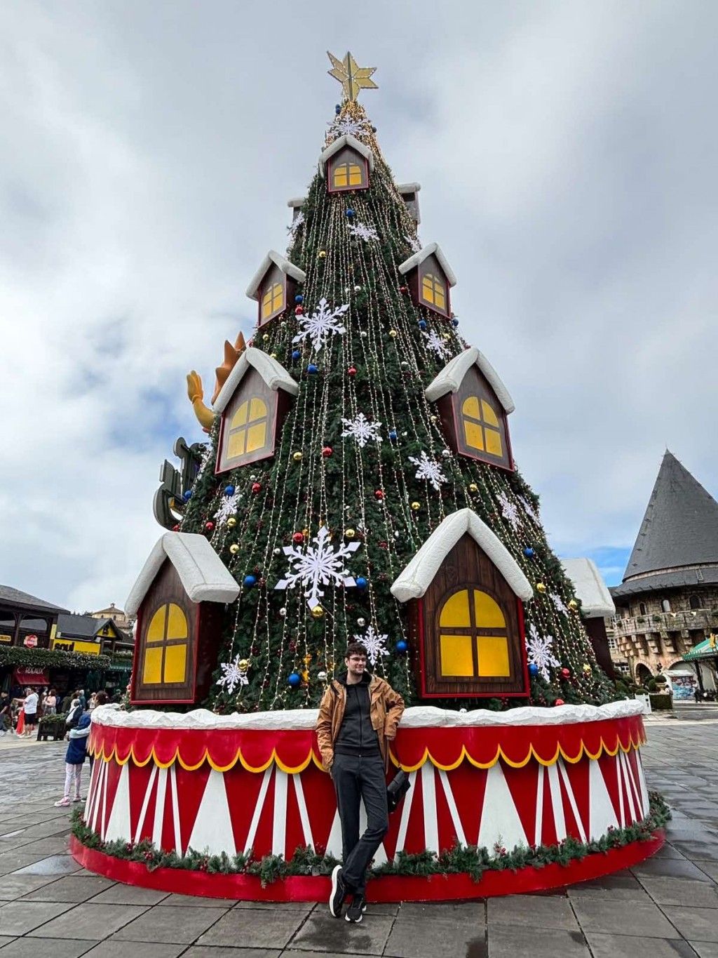 Cây thông khổCây thông khổng lồ rực rỡ nổi bật giữa không gian lễ hội Giáng sinh tại Sun World Ba Na Hillsng lồ rực rỡ nổi bật giữa không gian lễ hội Giáng sinh tại Sun World Ba Na Hills.