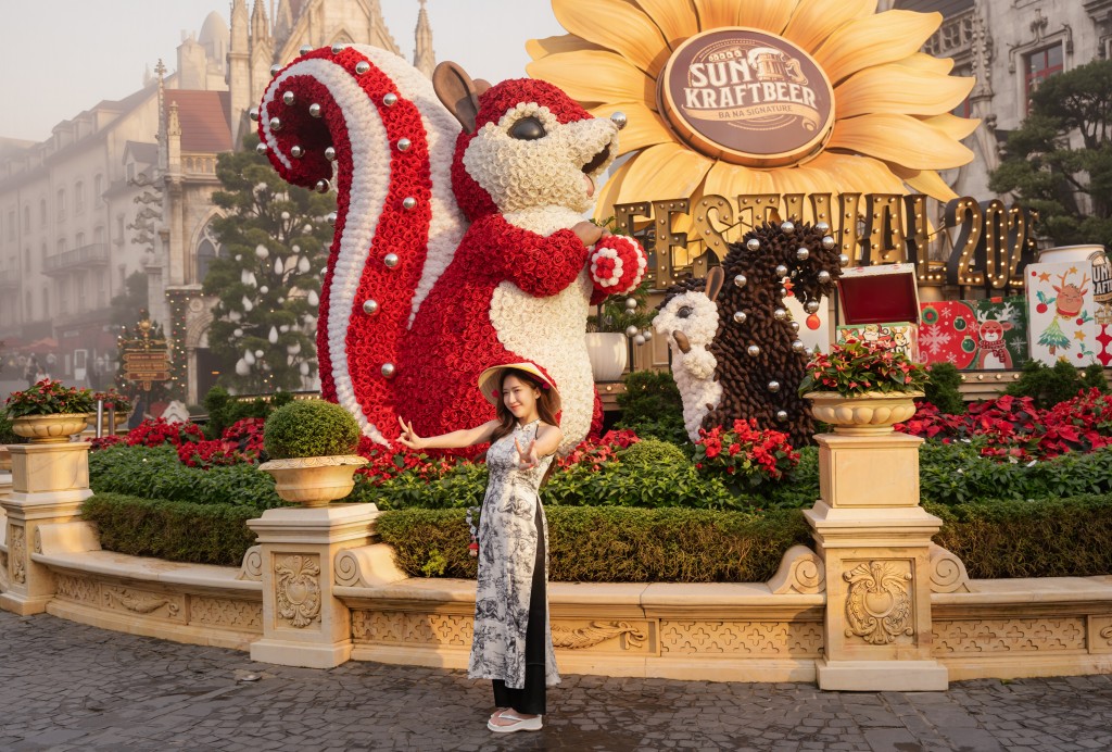 Du khách thích thDu khách thích thú check-in Làng Pháp với nhiều góc lộng lẫy như cổ tích.ú check-in Làng Pháp với nhiều góc lộng lẫy như cổ tích