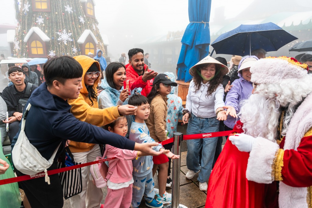 Các vũ công hóa trang ông già Noel khuấy động không khí bằng những tương tác vui nhộn