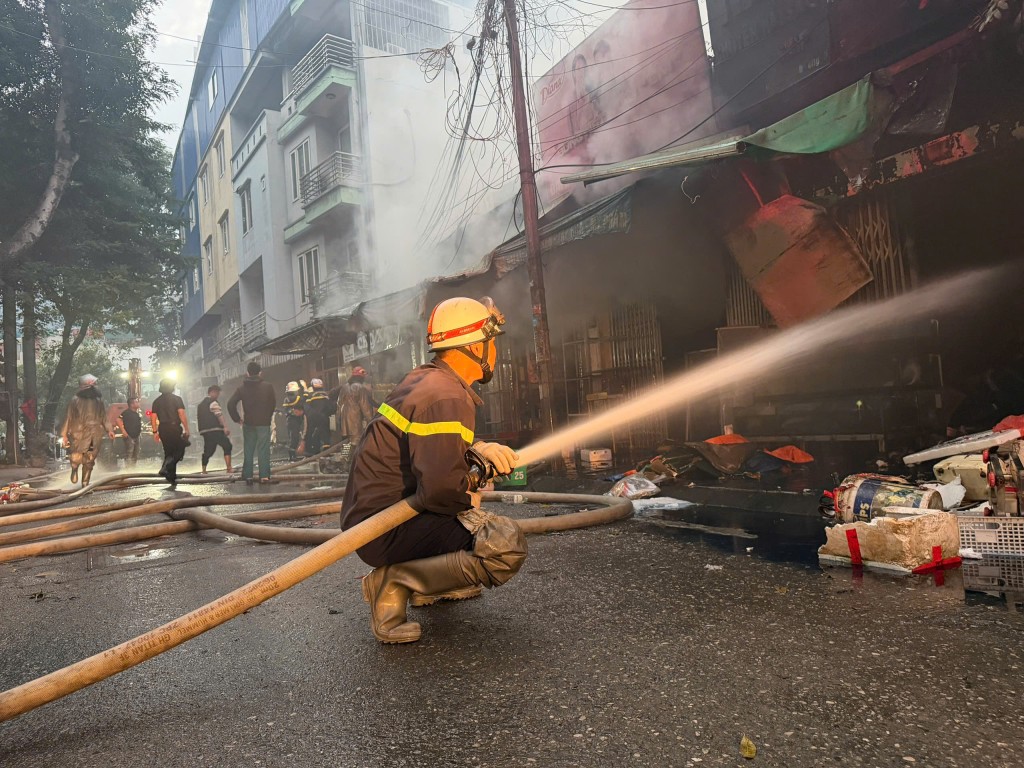 Lực lượng chữa cháy nỗ lực khoanh vùng dập lửa vụ cháy chợ Xanh