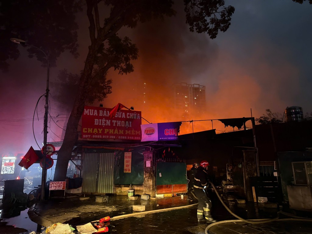 Khói lửa bốc lên từ hiện trường vụ cháy Chợ Xanh lúc rạng sáng