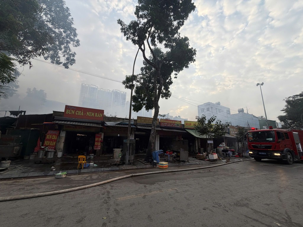 Hàng trăm mét vuông kiốt chợ được cứu, không để cháy lan