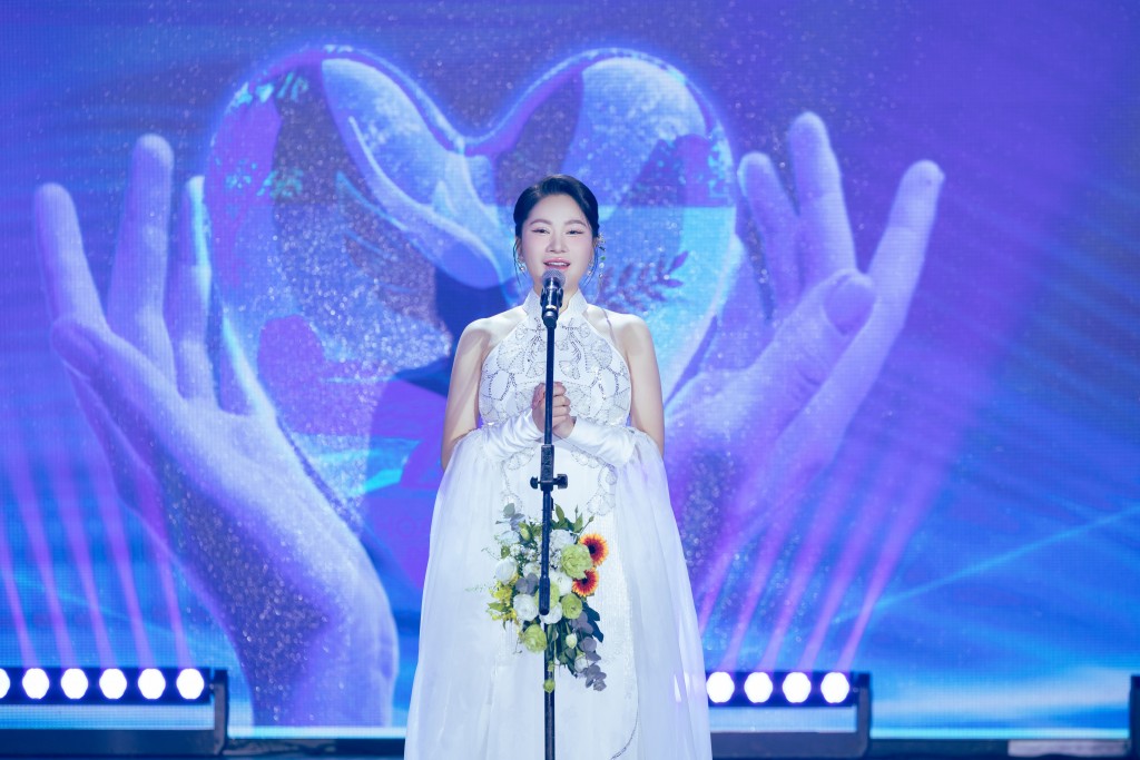 Bà Trương Thị Thu Trang, Trưởng Ban tổ chức cuộc thi phát biểu tại đêm gala Bà Trương Thị Thu Trang, Trưởng Ban tổ chức cuộc thi phát biểu tại đêm gala