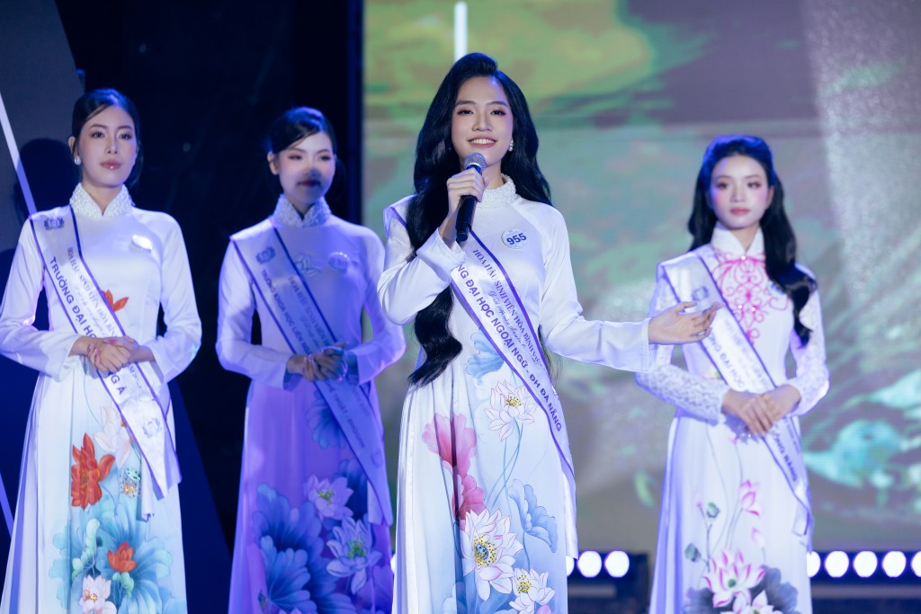 Thí sinh Hoa hậu Sinh viên Hòa bình Việt Nam thuyết trình dự án nhân ái Thí sinh Hoa hậu Sinh viên Hòa bình Việt Nam thuyết trình dự án nhân ái