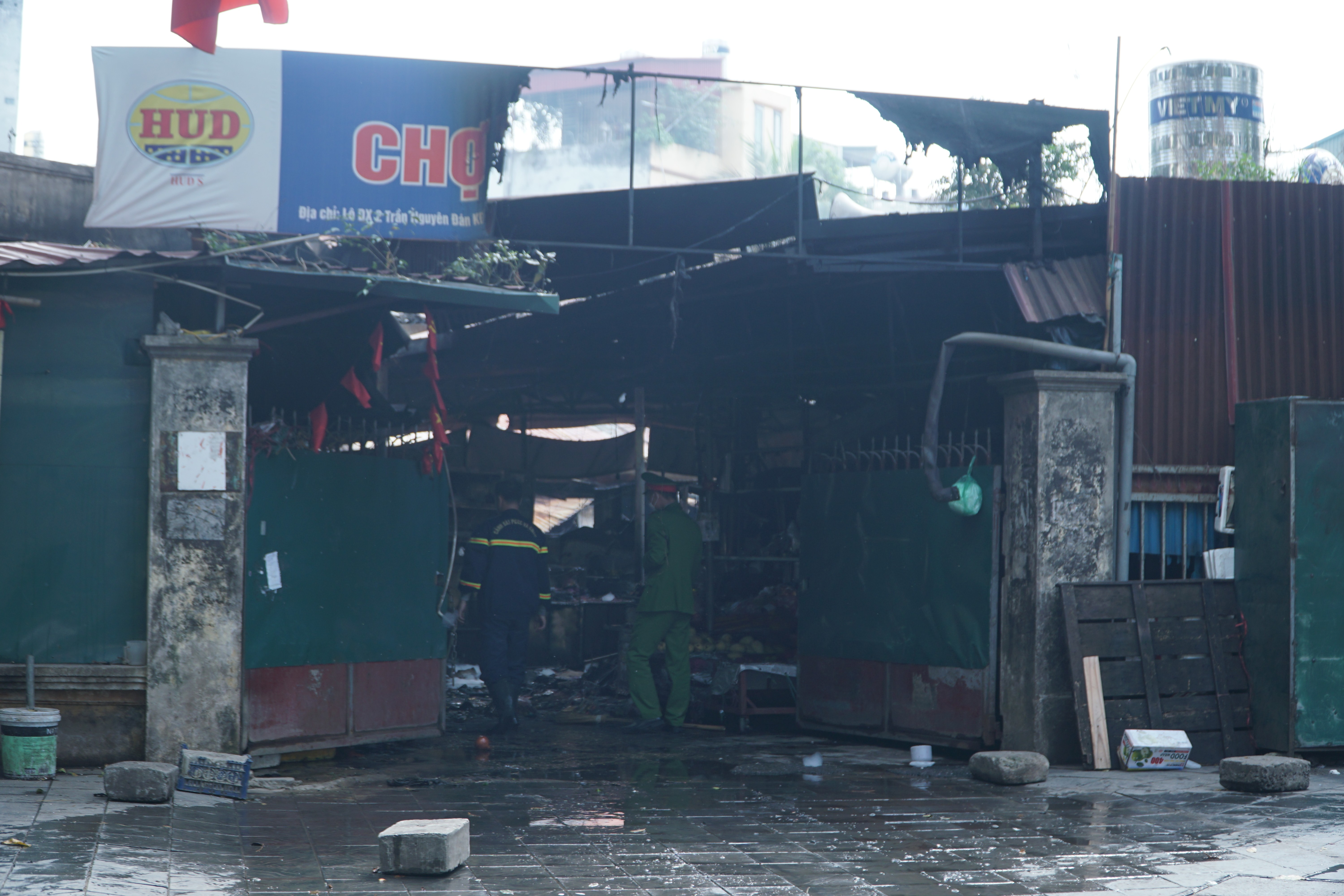 Hiện trường vụ cháy lớn tại Chợ Xanh Định Công