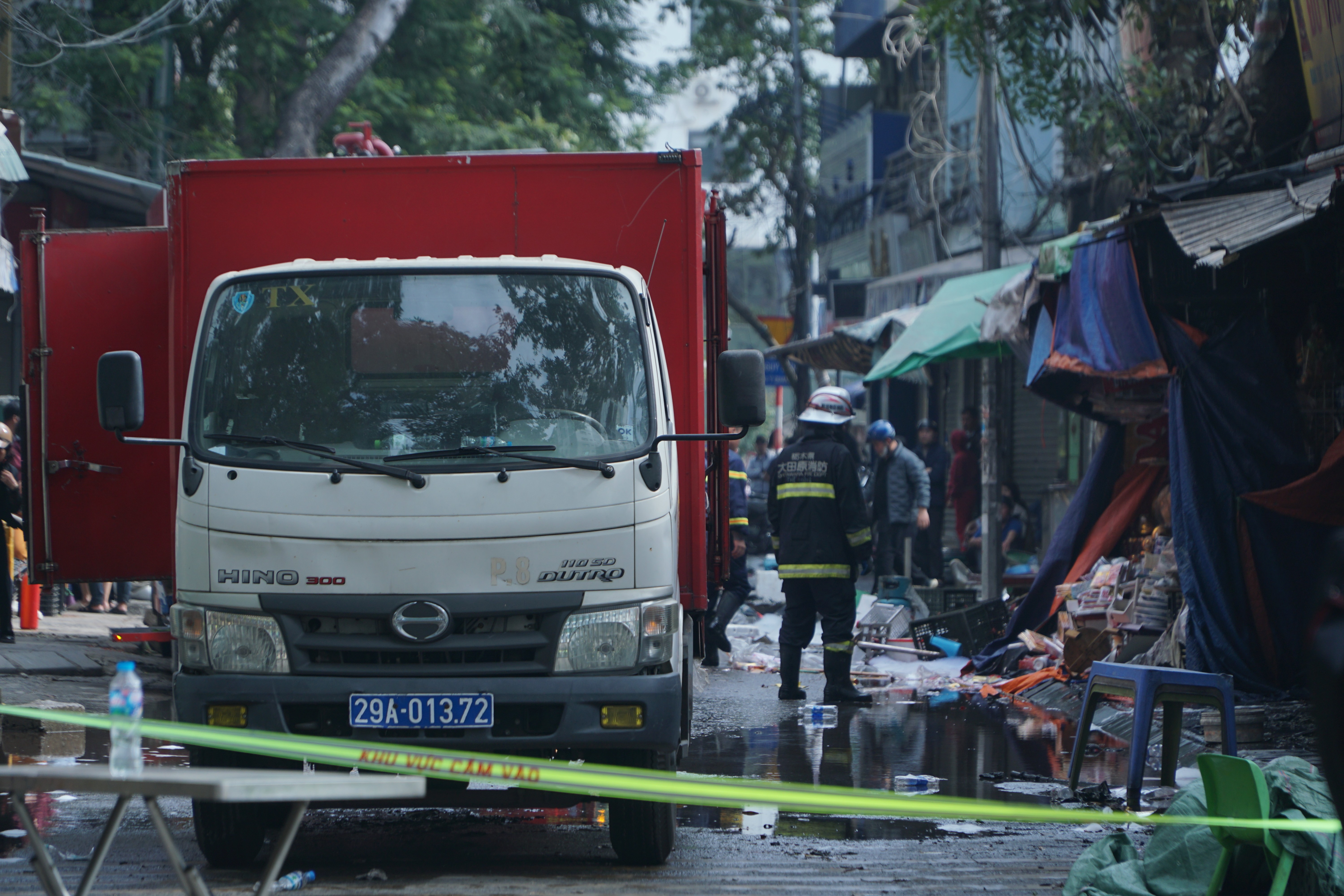 Hiện trường vụ cháy lớn tại Chợ Xanh Định Công