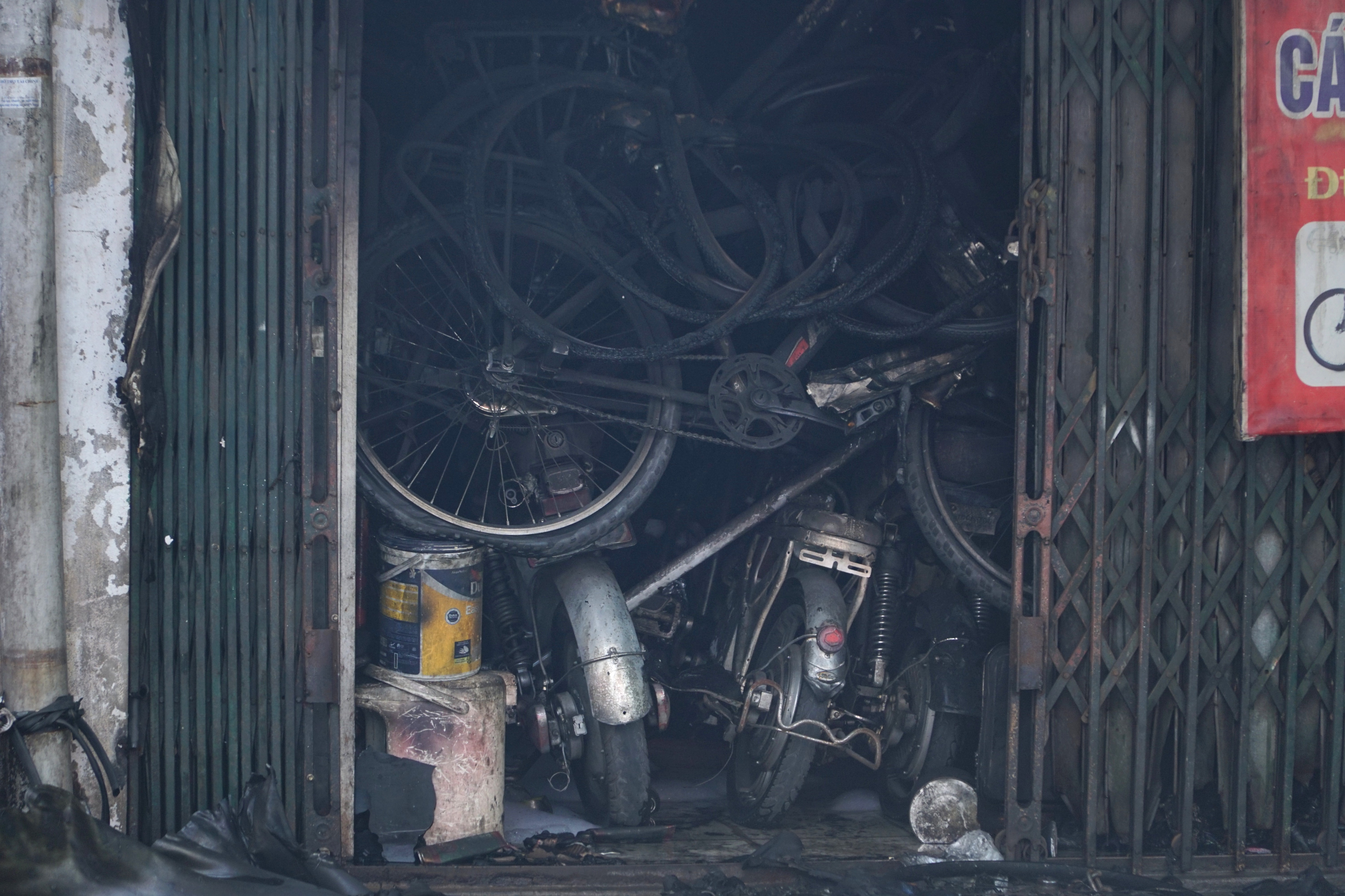 Hiện trường vụ cháy lớn tại Chợ Xanh Định Công