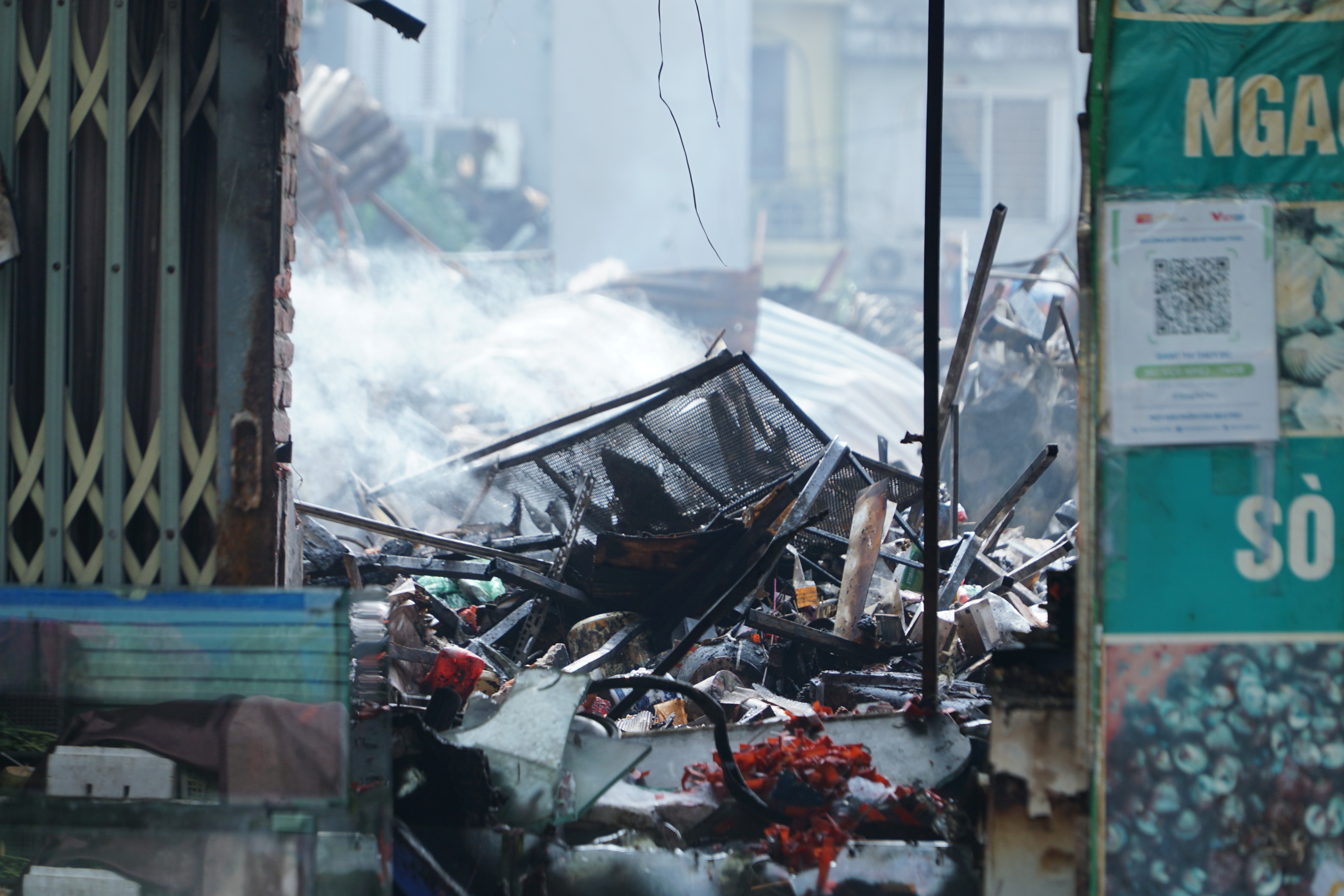 Hiện trường vụ cháy lớn tại Chợ Xanh Định Công