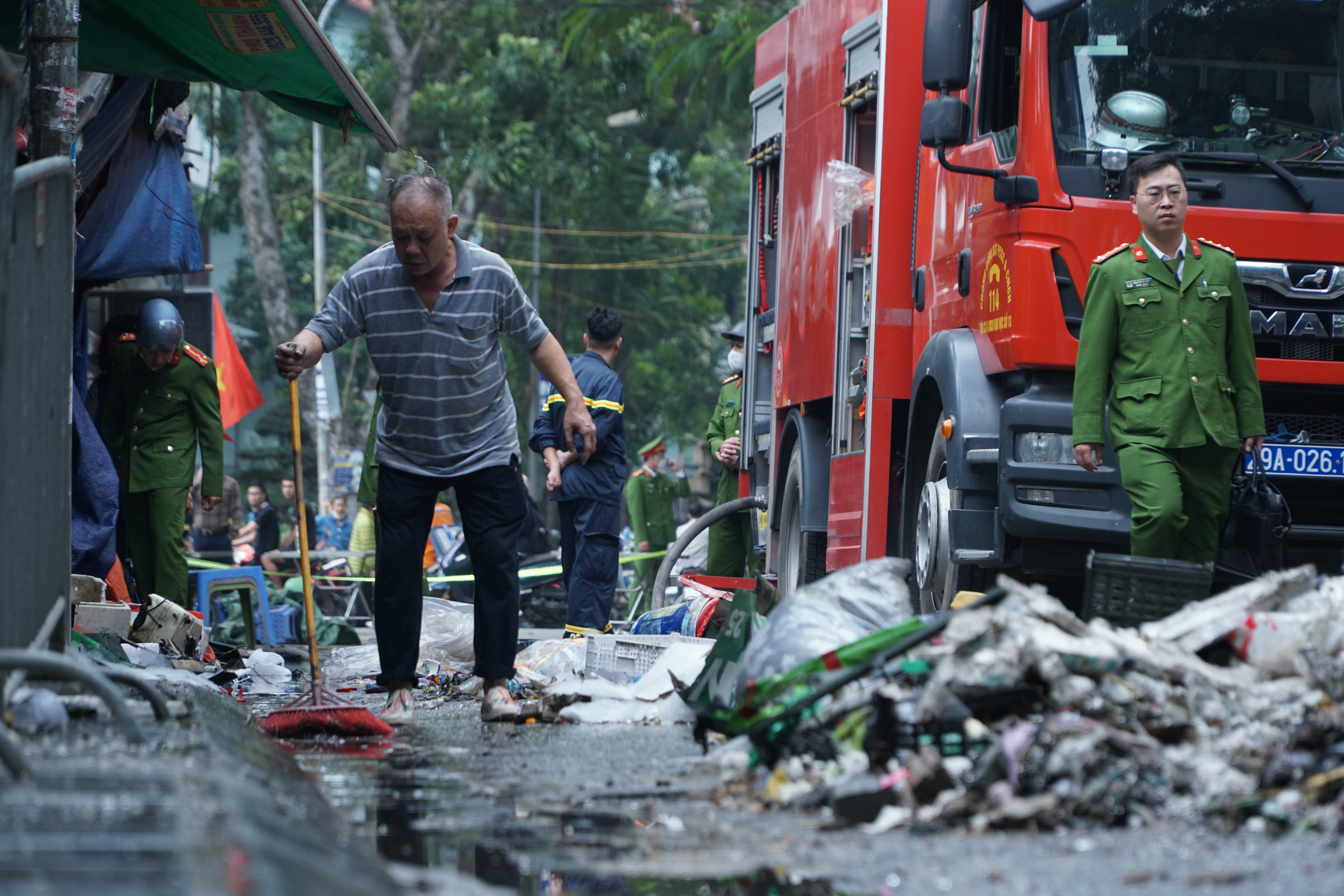 Hiện trường vụ cháy lớn tại Chợ Xanh Định Công