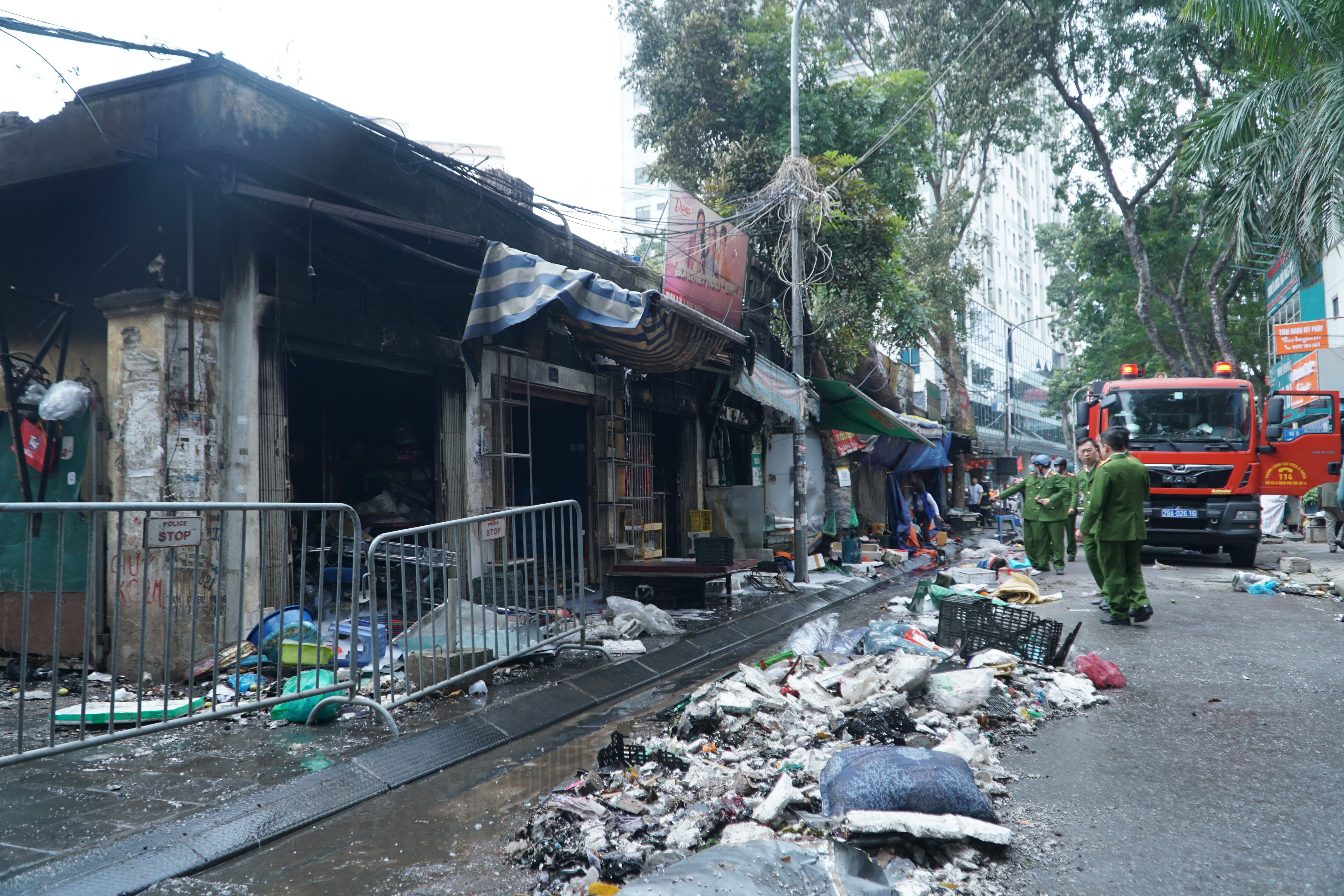 Hiện trường vụ cháy lớn tại Chợ Xanh Định Công