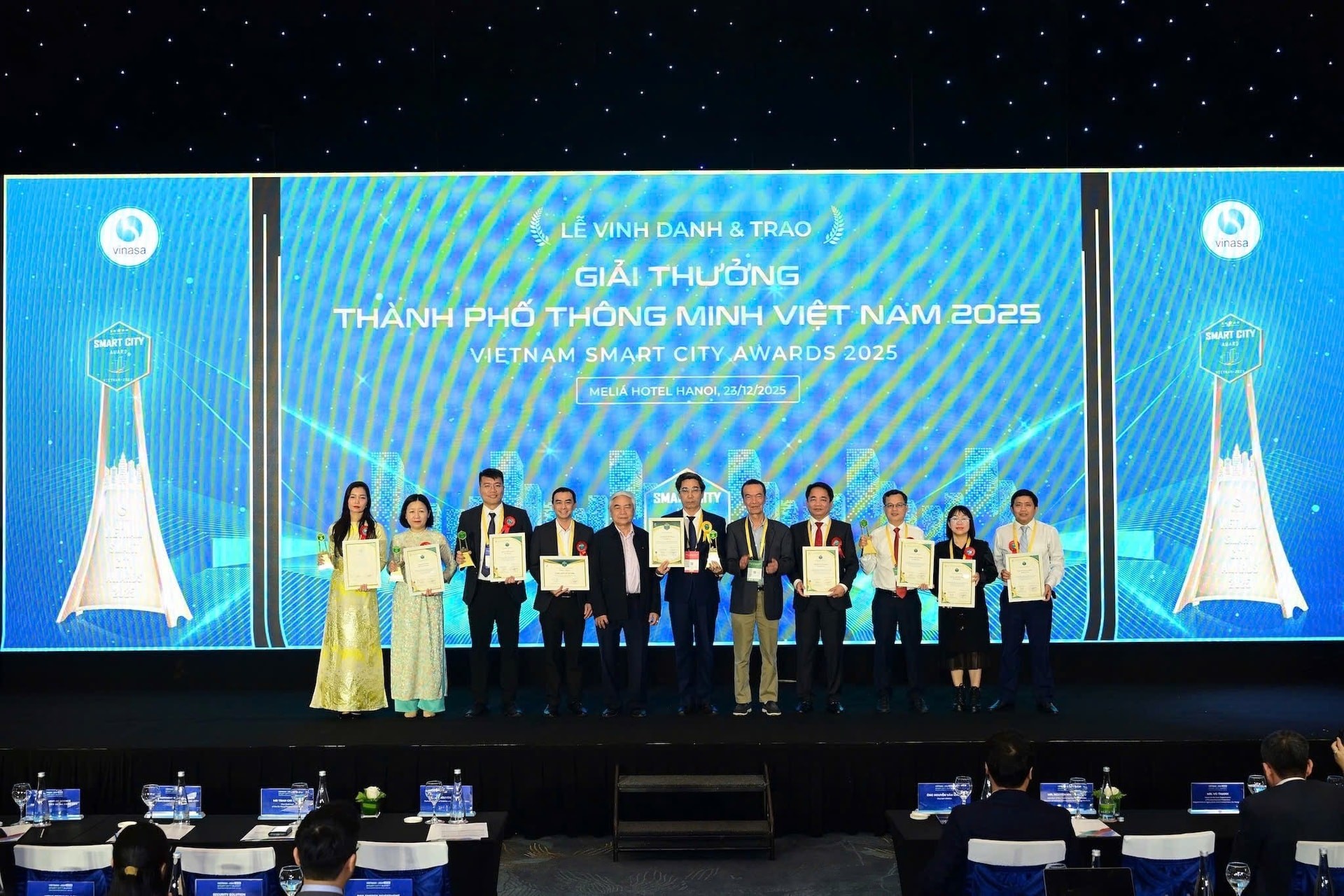 Trao giải thường thành phố thông minh Việt Nam 2025 cho đại diện các tỉnh, thành phố.