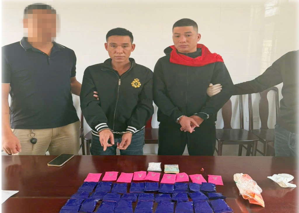 Các đối tượng Trần Mạnh Cường và Nguyễn Văn Kiều cùng tang vật thu giữ.