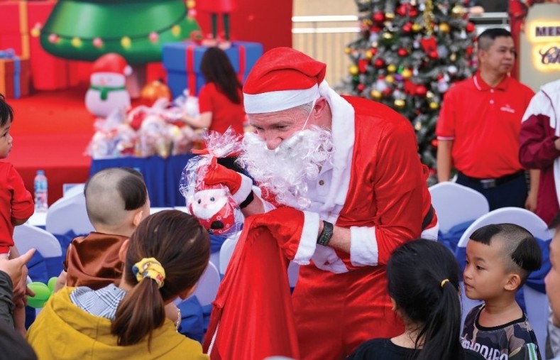 Prudential trao 2.600 phần quà Giáng sinh cho bệnh nhi tại TP HCM và Hà Nội