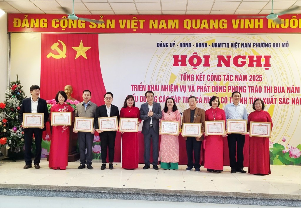 Tổ chức trao khen thưởng cho các tập thể, cá nhân hoàn thành xuất sắc nhiệm vụ năm 2025