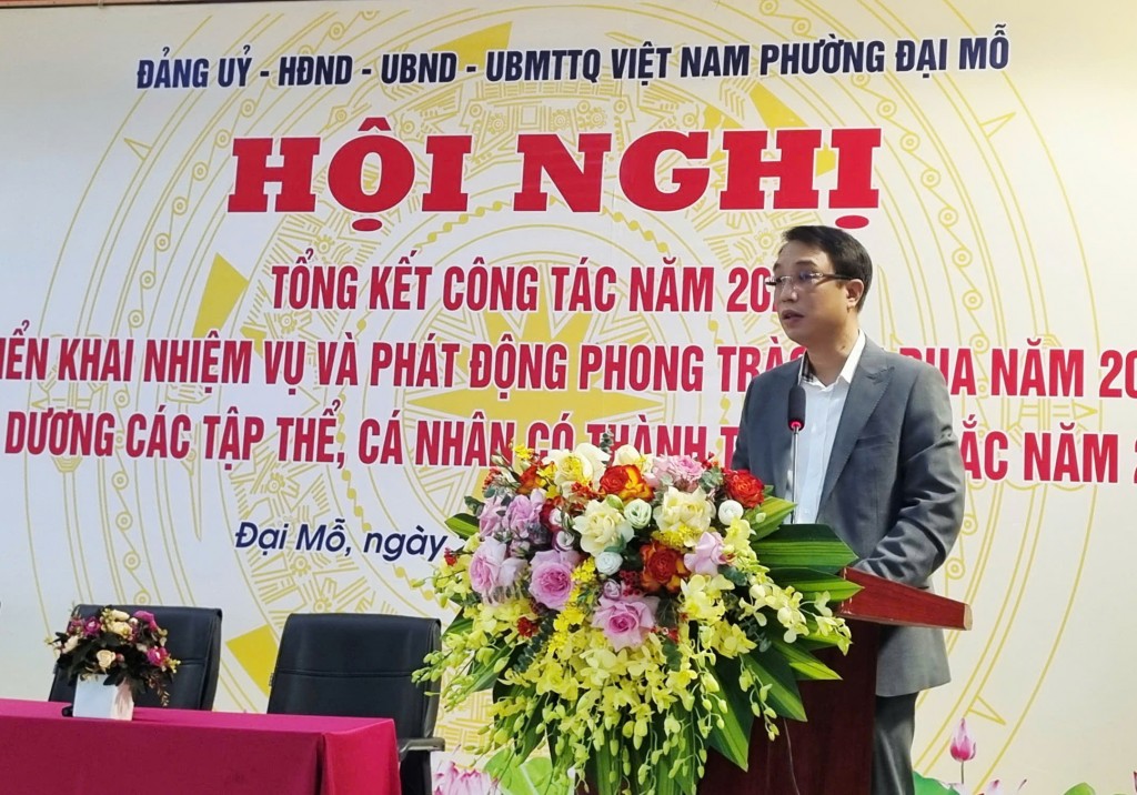 Đồng chí Phùng Ngọc Sơn – Phó Bí thư Đảng ủy,Chủ tịch UBND phường phát động phong trào  thi đua năm 2026 tại hội nghị
