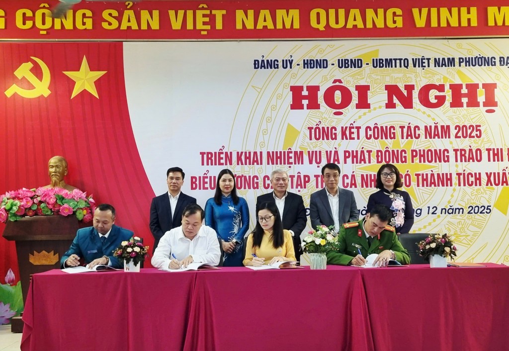 Các đồng chí lãnh đạo Đảng uỷ, HĐND, UBND, Uỷ ban MTTQ Việt Nam phường Đại Mỗ chứng kiến đại diện các cơ quan, đơn vị, tổ dân phố ký giao ước thi đua năm 2026